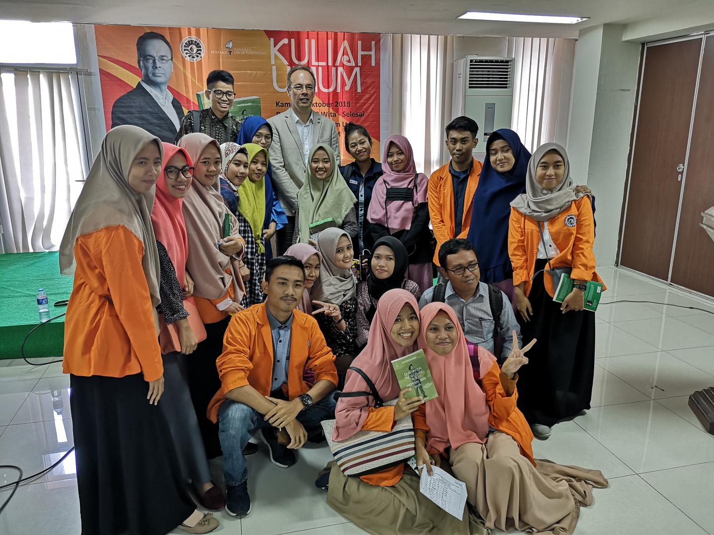 Maarten Hidskes with students in Indonesia