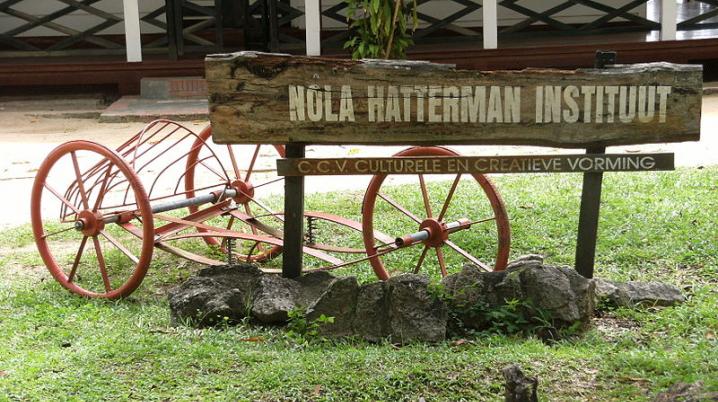 wooden sign indicatig the Nola Hatterman Intsituut in Suriname
