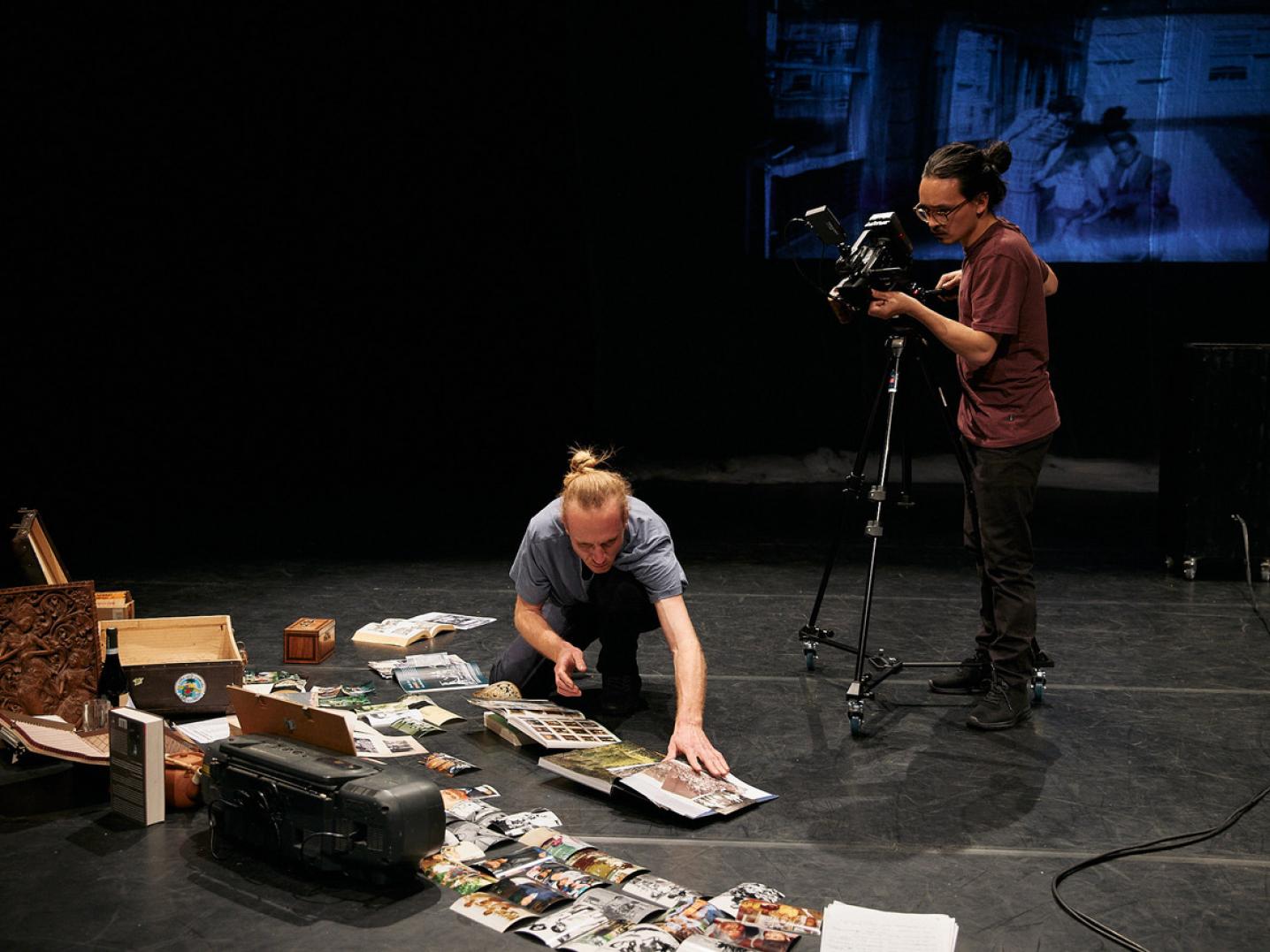Together, Sven Peetoom and Sebastian Gisi dive into the archives on stage, making old wounds visible.