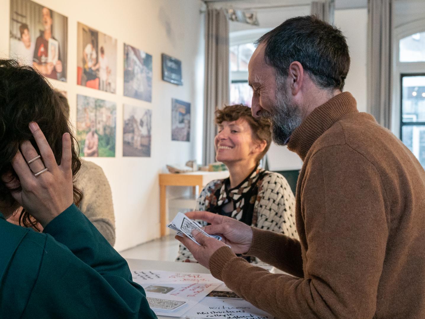 Pau Catà is facilitating one of the groups playing the tarot game