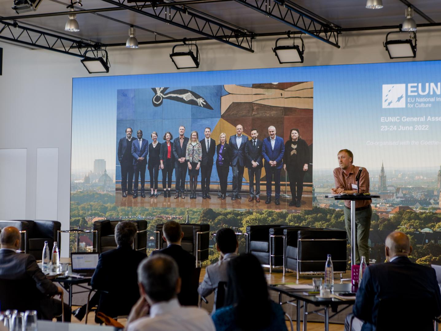 Andrew Manning, director of EUNIC Global, salutes the outgoing Board of Directors of EUNIC of 2021-2022. Photo: Loredana La Rocca