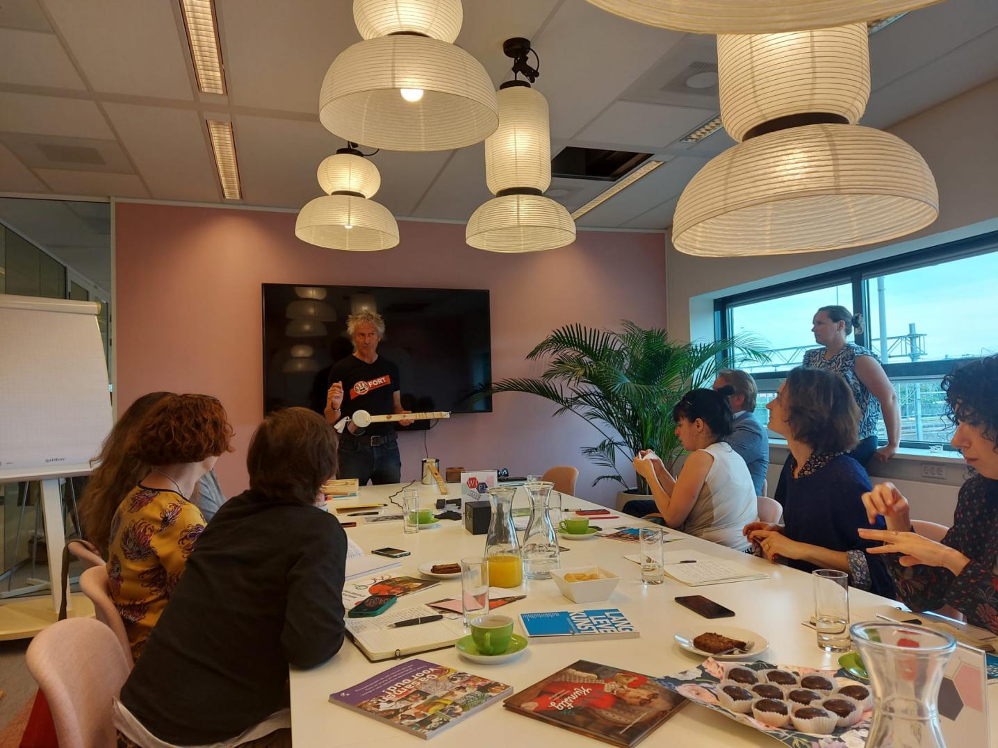 Photo by Paolo Alfieri. Italian visitors listening to presentation