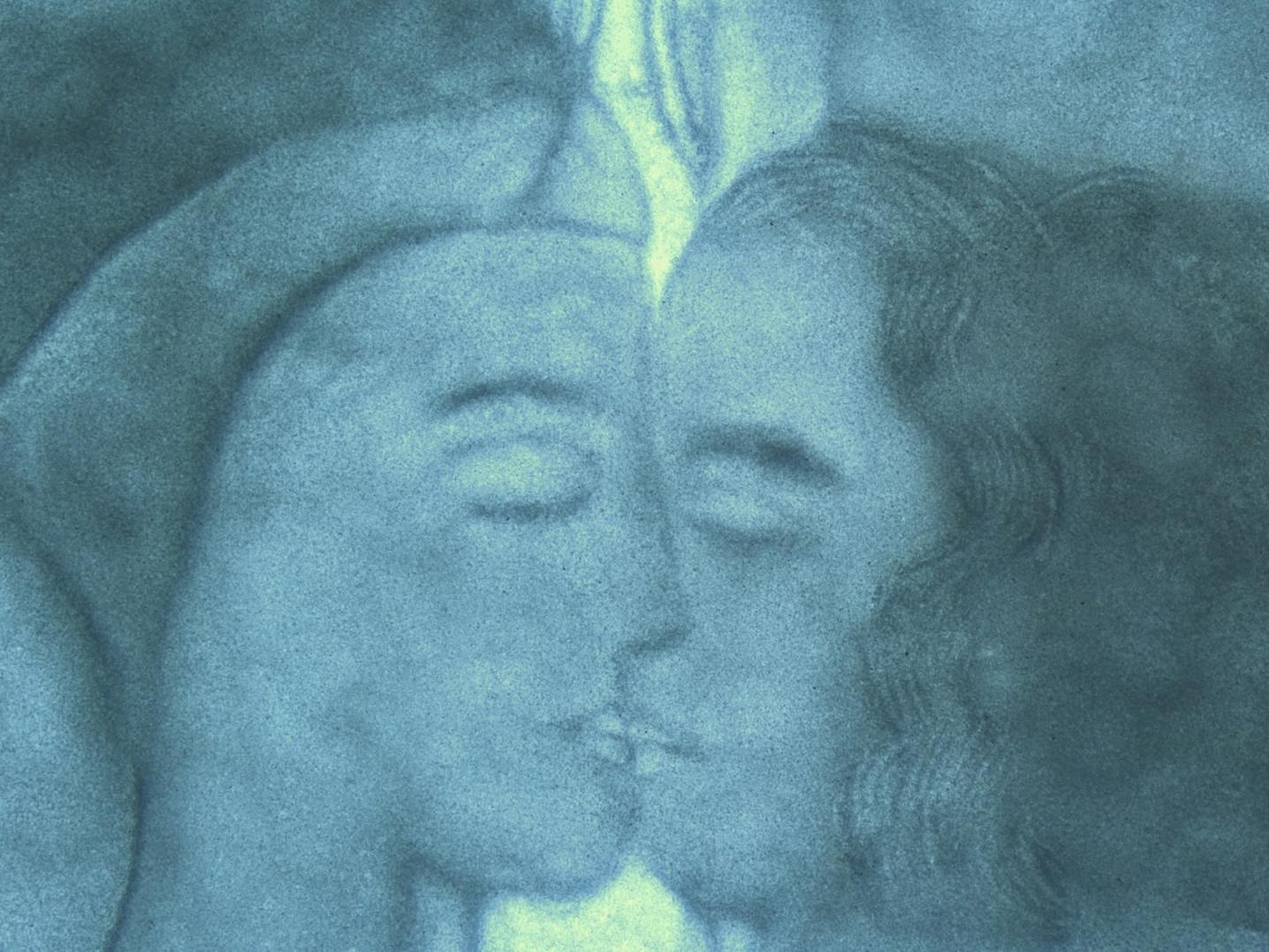 Two sand-made human figures kissing each other as a still from the film Pembe & Eflatun