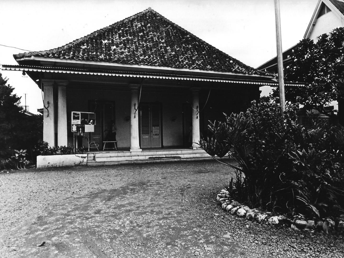 a 1970 photo of the façade of the former Erasmus Huis which was located at Jalan Menteng Raya 25 in Jakarta