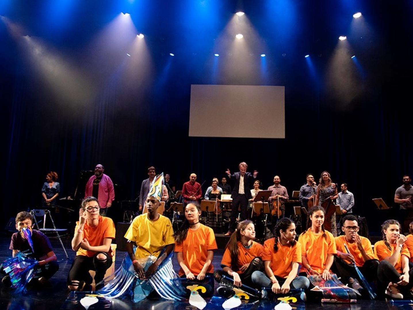 The Orquestra Moderna and Dutch director Leonard Evers perform with deaf youngsters at the Ibirapuera Auditorium in São Paulo, Brazil. Photo: Mujica Saldanha