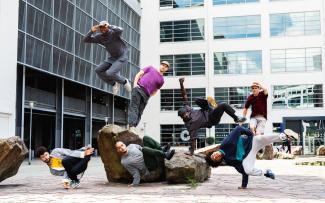 Breaking collectief The Ruggeds ontving de Charlotte Köhler Prijs voor theater in 2020, een aanmoedigingsprijs van 30.000 euro van het Prins Bernhard Cultuurfonds.