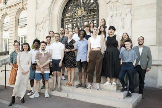 Een groep mensen staat op de trappen voor stichting Biermans-Lapôtre in Parijs, Frankrijk.