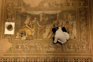 An expert cleans a mosaic at the Zeugma Mosaic Museum, Nizip, southeastern Turkey, Jan. 29, 2021. (AA Photo)