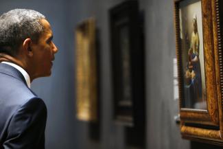 President Barack Obama looking at ‘Het Melkmeisje’ by Johannes Vermeer at the Rijksmuseum, Amsterdam, 2014. Photo Dave de Vaal via Wikimedia Commons