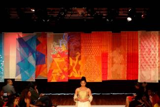 KAAL: a Memory of Time (2014), kunstinstallatie van textiel door Siddhartha Das Studio in Delhi, in opdracht van het Southbank Centre in Londen.