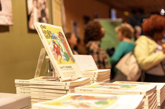A stack of the ‘Switi Sranan’ magazine issue on a table